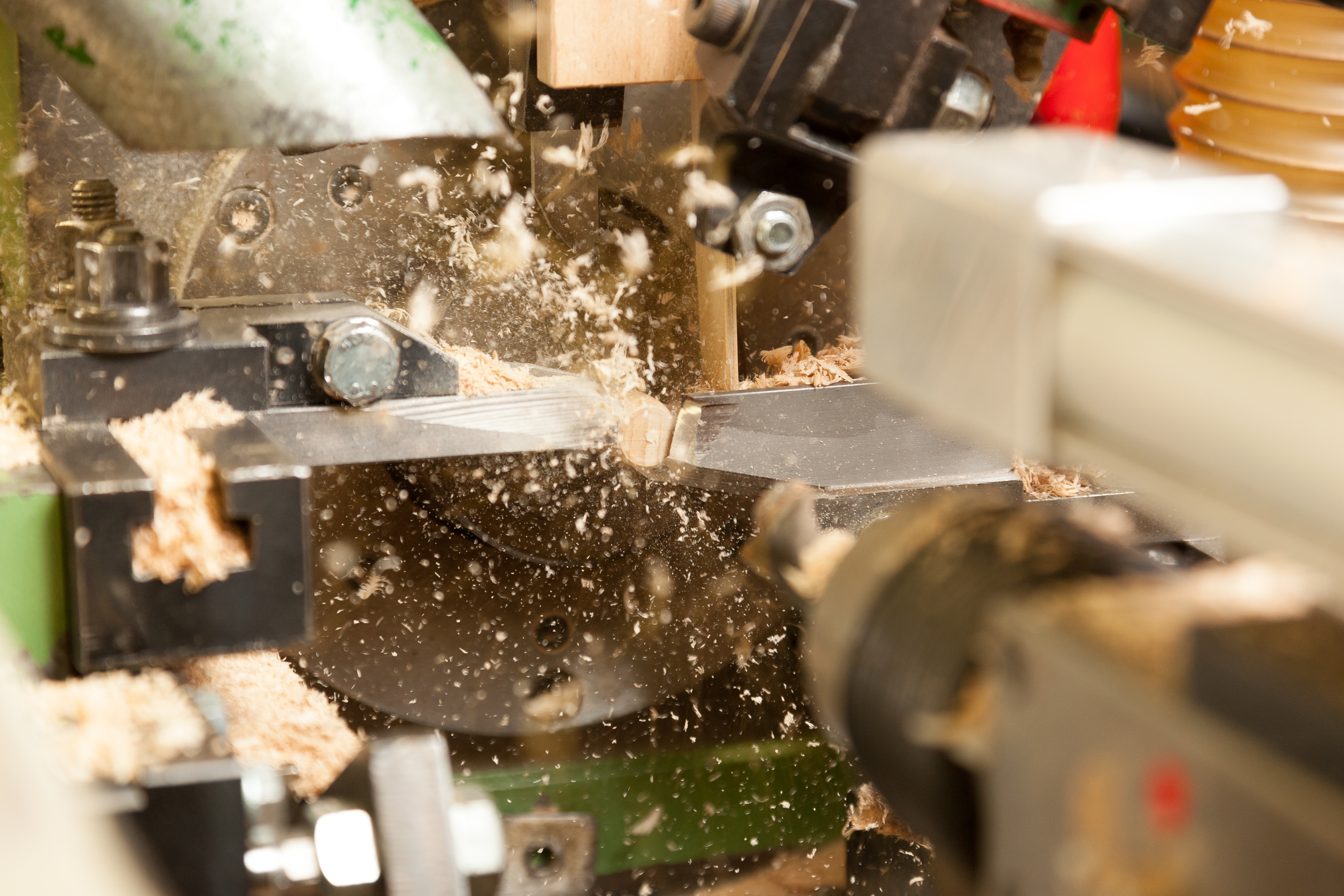 Processing wood © Simon Vollmeyer for FSC Germany