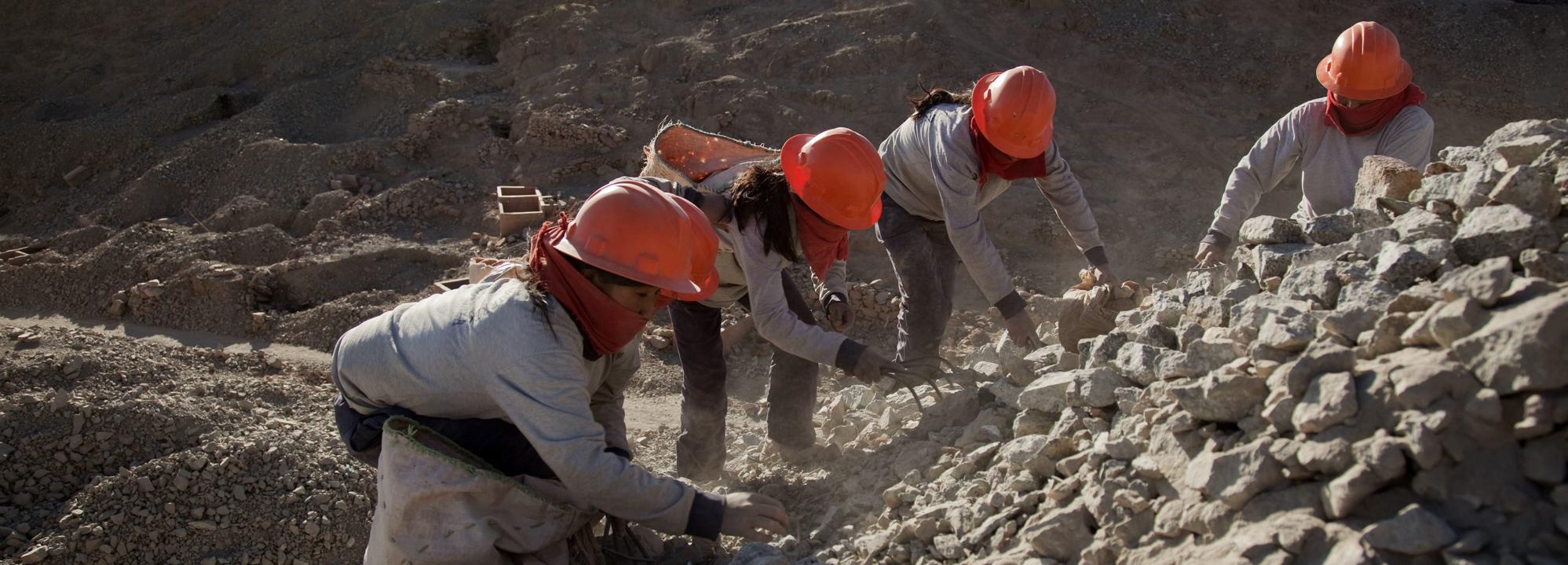 Female Peruvian gold mineral sorters © Eduardo Martino, Fairtrade