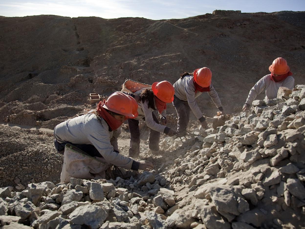 Gold mineral sorters © Eduardo Martine for Fairtrade International