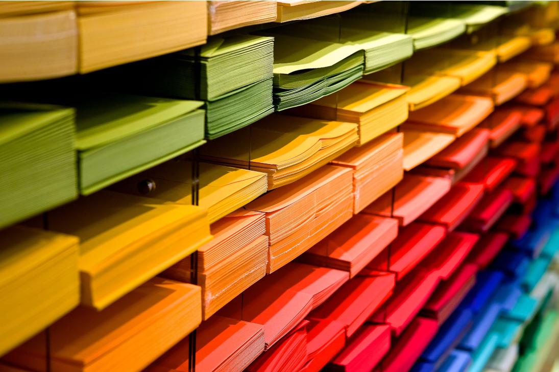 Sheets of coloured paper © pexels-pixabay