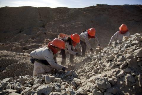 Female Peruvian gold mineral sorters © Eduardo Martino, Fairtrade